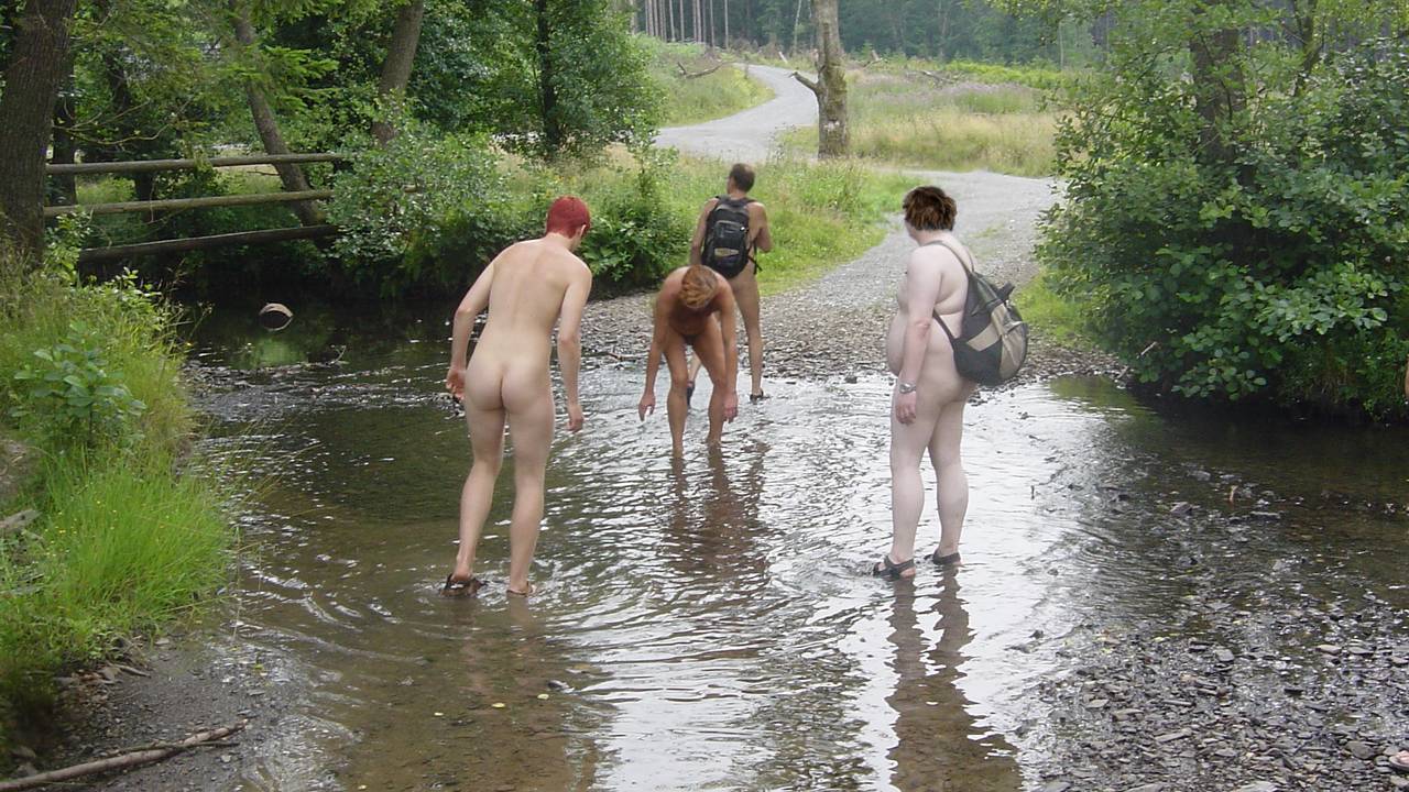 Bild 5: Die Furt im Hevebach reichte für ein Fußbad