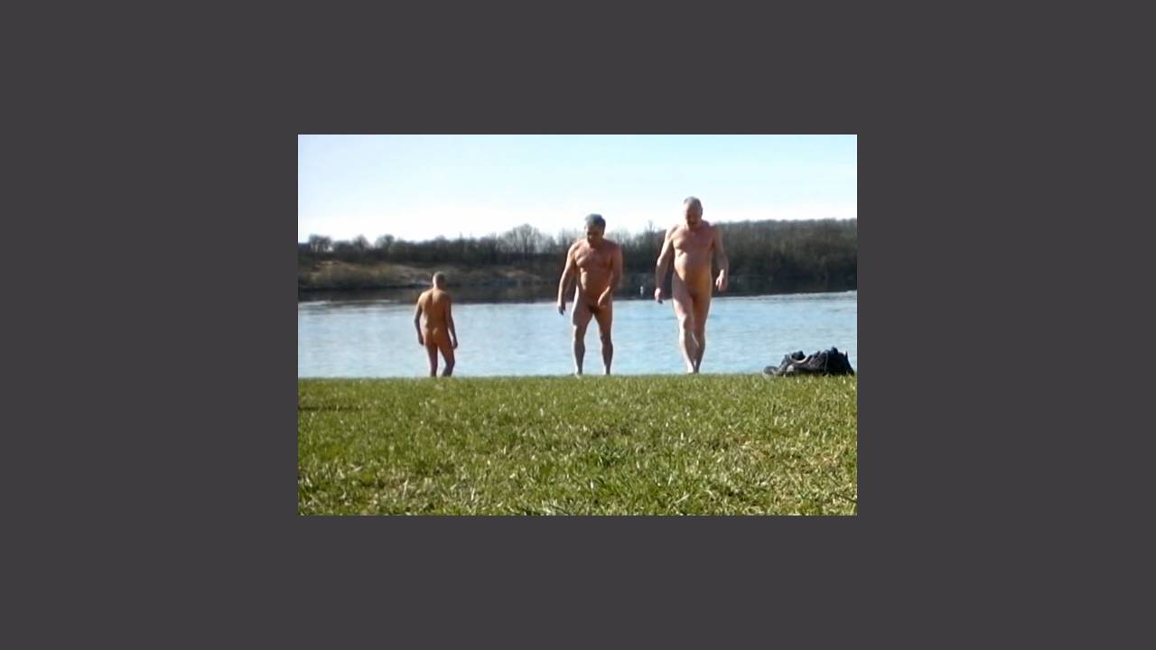 Nach dem Aufwärmen in der Frühlingssonne zieht es einen noch einmal ins Wasser