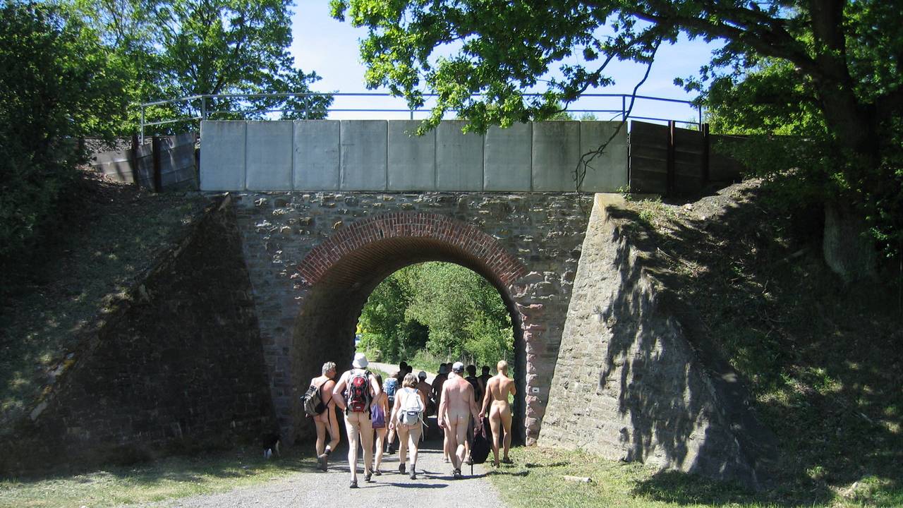 Noch kurz unter der Brücke hindurch, dann... <i>- Photo: Anne</i>