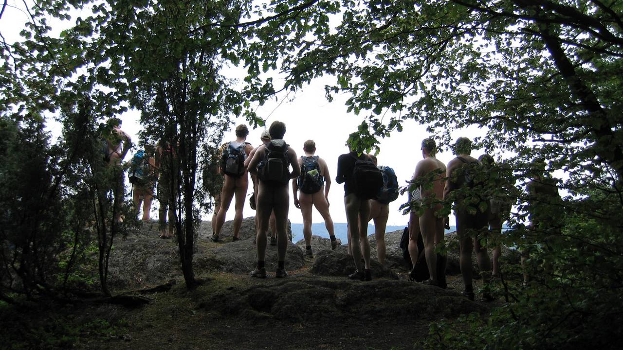 An der Bergkante versammelten sich alle zum Ausblick <i>- Photo: Anne</i>