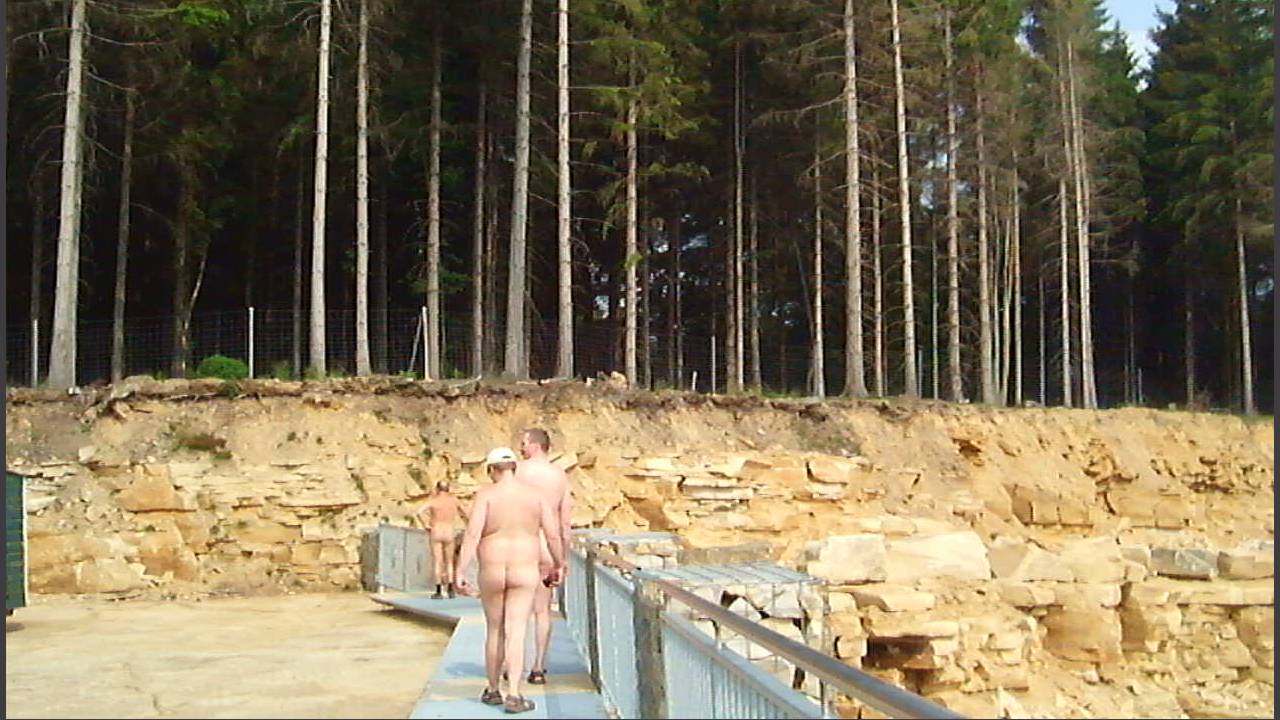 Und die nackten Wanderer schauen sich alles gründlich an