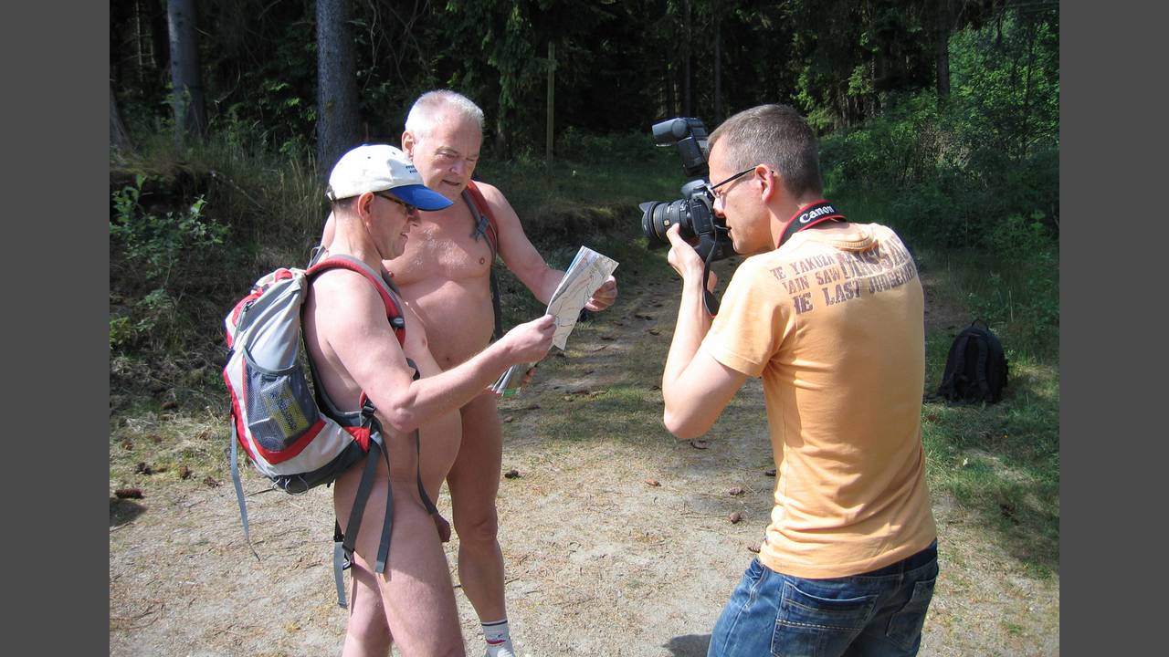 Der Verlauf des Wanderwegs hat sich geändert: Horst und Helmut studieren die Karte <i>- Foto: Anne</i>