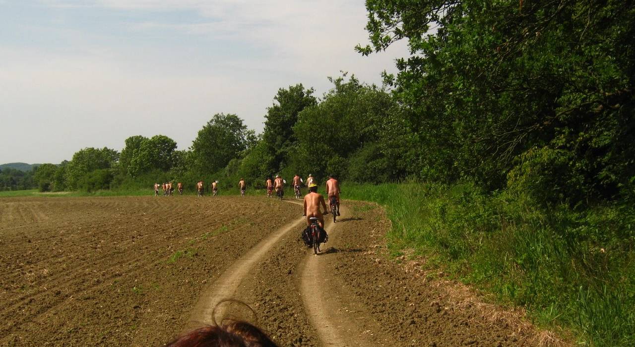 Nach vielen Erinnerungs-Fotos unter der Eiche ging es wieder auf die Sättel <i>- Foto: Axel</i>