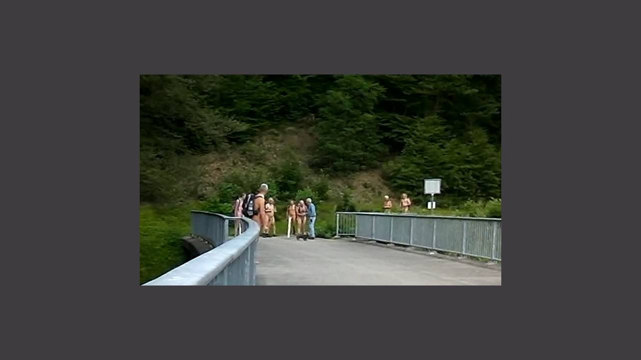 Auf der Sperrmauer konnten wir den entsprungenen Hund wieder seinem Herrchen übergeben