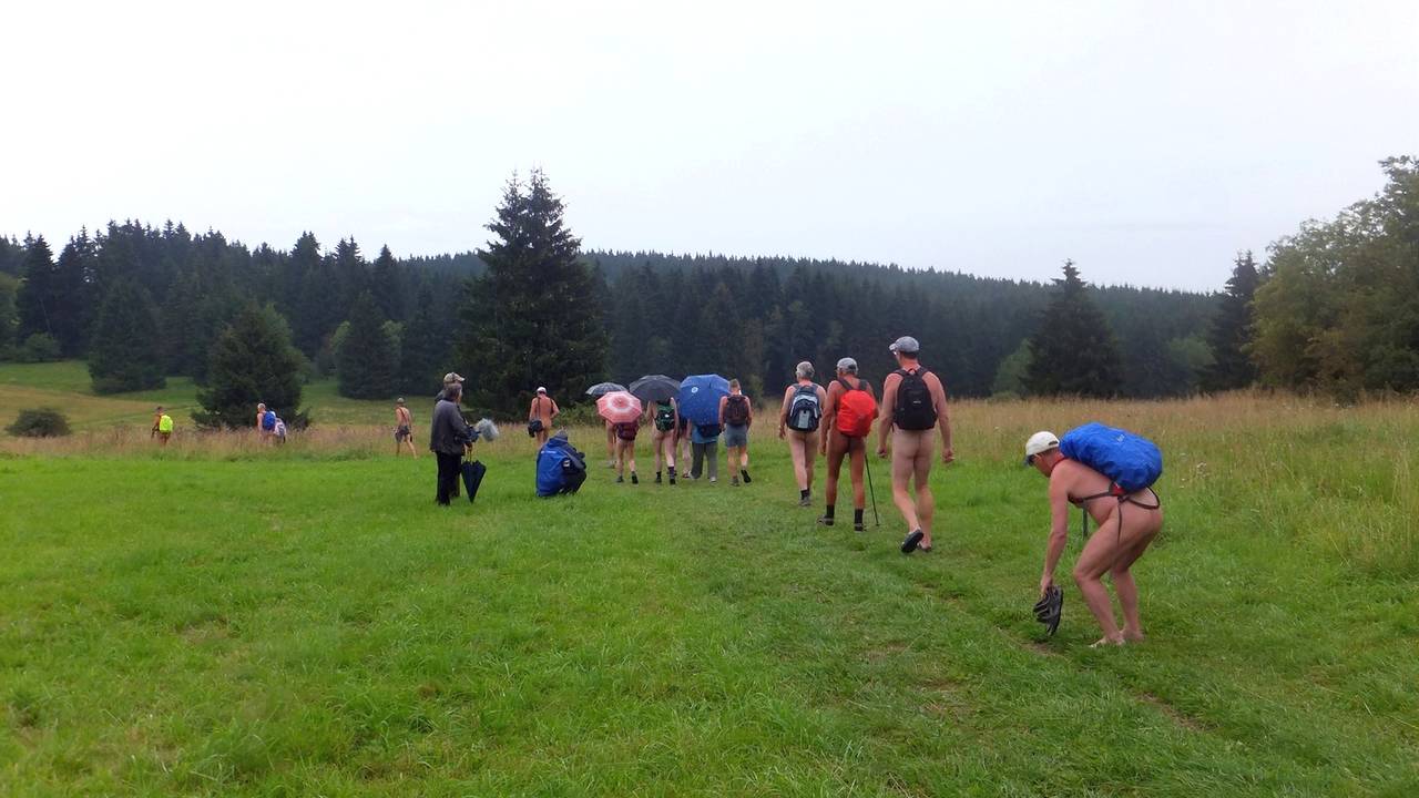 Das Wetter begann regnerisch. Wer nicht nass werden wollte, nahm einen Schirm mit <i>- Foto: Rainer</i>