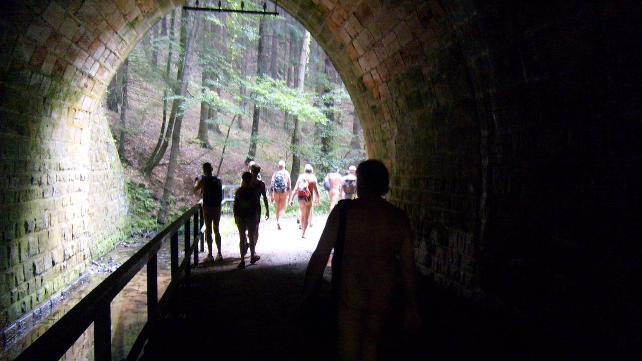 Nahe der Papiermühle gibt ein Eisenbahntunnel dem Zeitzbach - und uns - die Chance, die Schienen zu kreuzen <i>- Photo: Andreas</i>