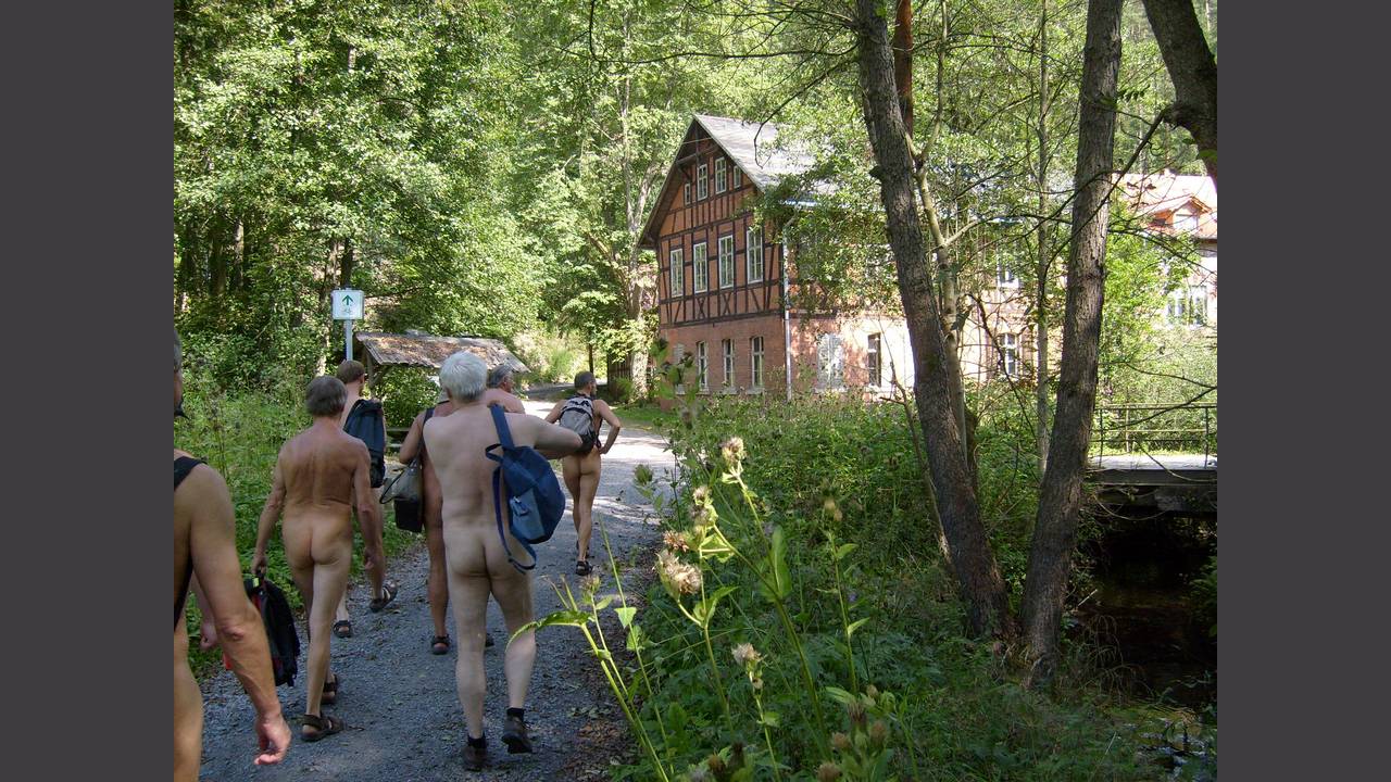 Die Gebäude der Papiermühle befinden sich in gutem Zustand. Hier ist ein Hofladen und Waldcafé im Entstehen begriffen. <i>- Photo: Andreas</i>