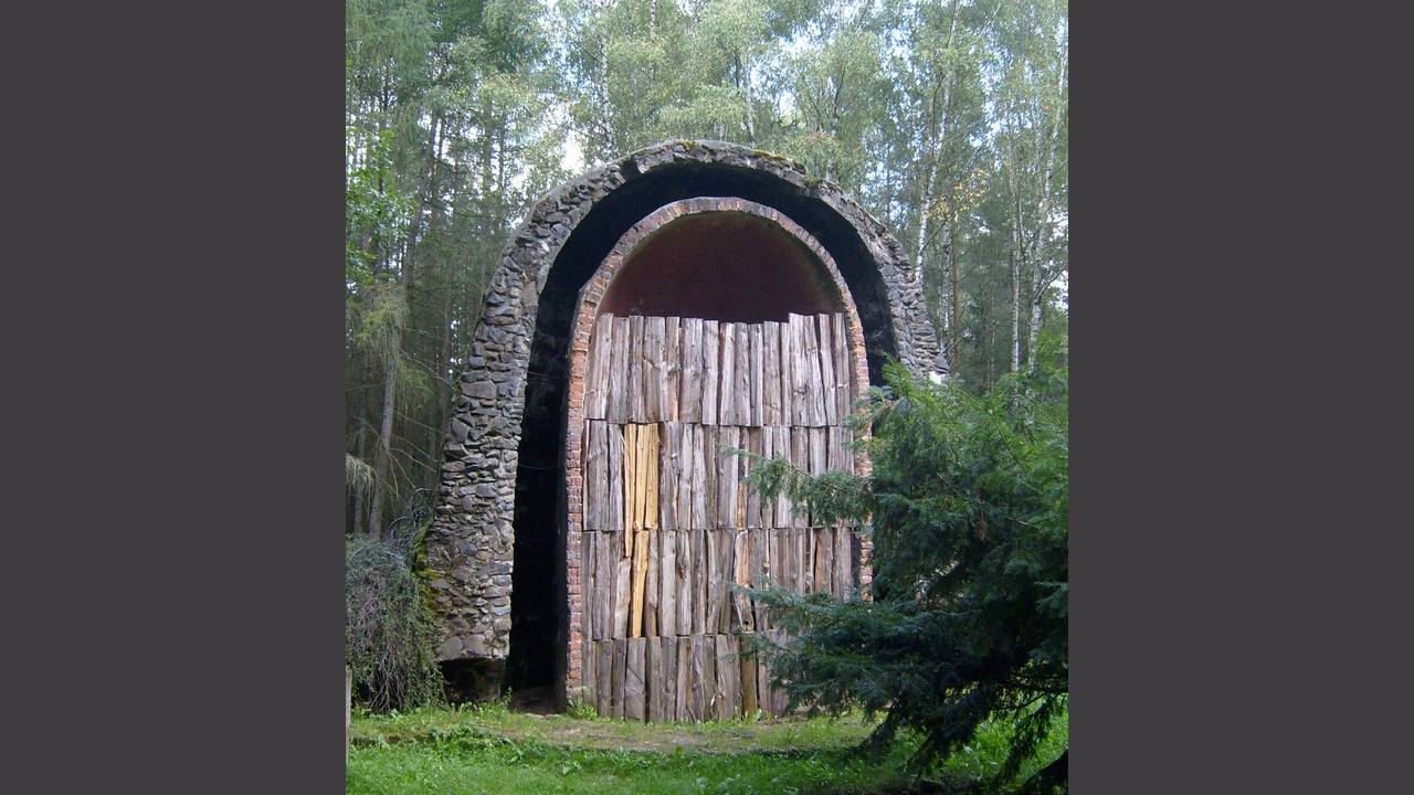 Der Pechofen wurde aufgrund alter Funden rekonstruiert. Er diente der Gewinnung von Holzteer und Holzessig, die beim Verschwelen von harzhaltigem Holz entstehen. <i>- Photo: Andreas</i>
