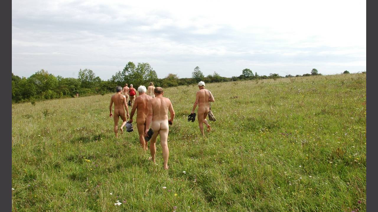 Horst führte uns entlang des Hainichrands, einem heutigen Natuschutzgebiet und ehemaligem Truppenübungsplatz. <i>- Photo: Horst</i>
