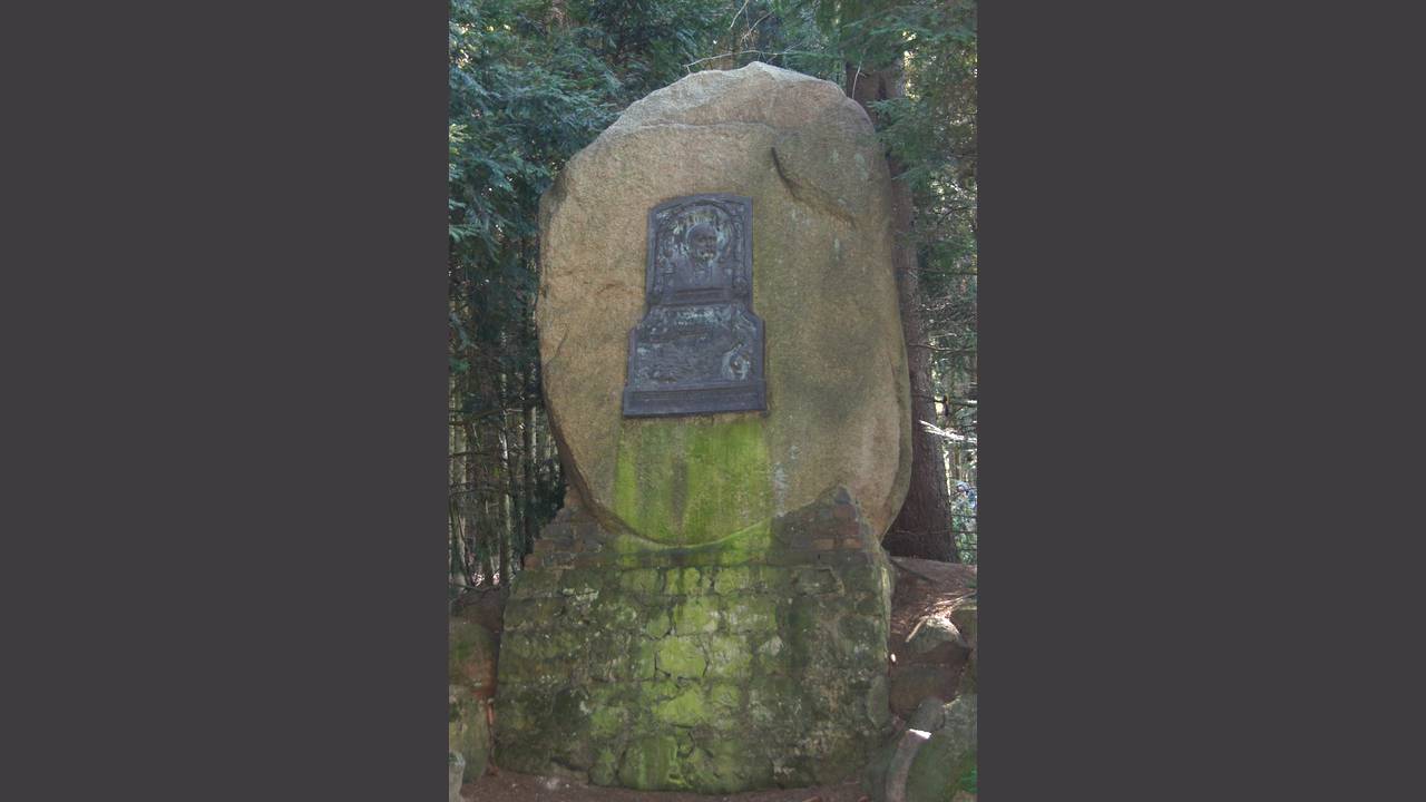 Das Zeppelin-Denkmal erinnert: »Hier strandete schneebedeckt im Sturm am 28.6.1910 das erste Verkehrs-Luftschiff Z 7 'Deutschland'«