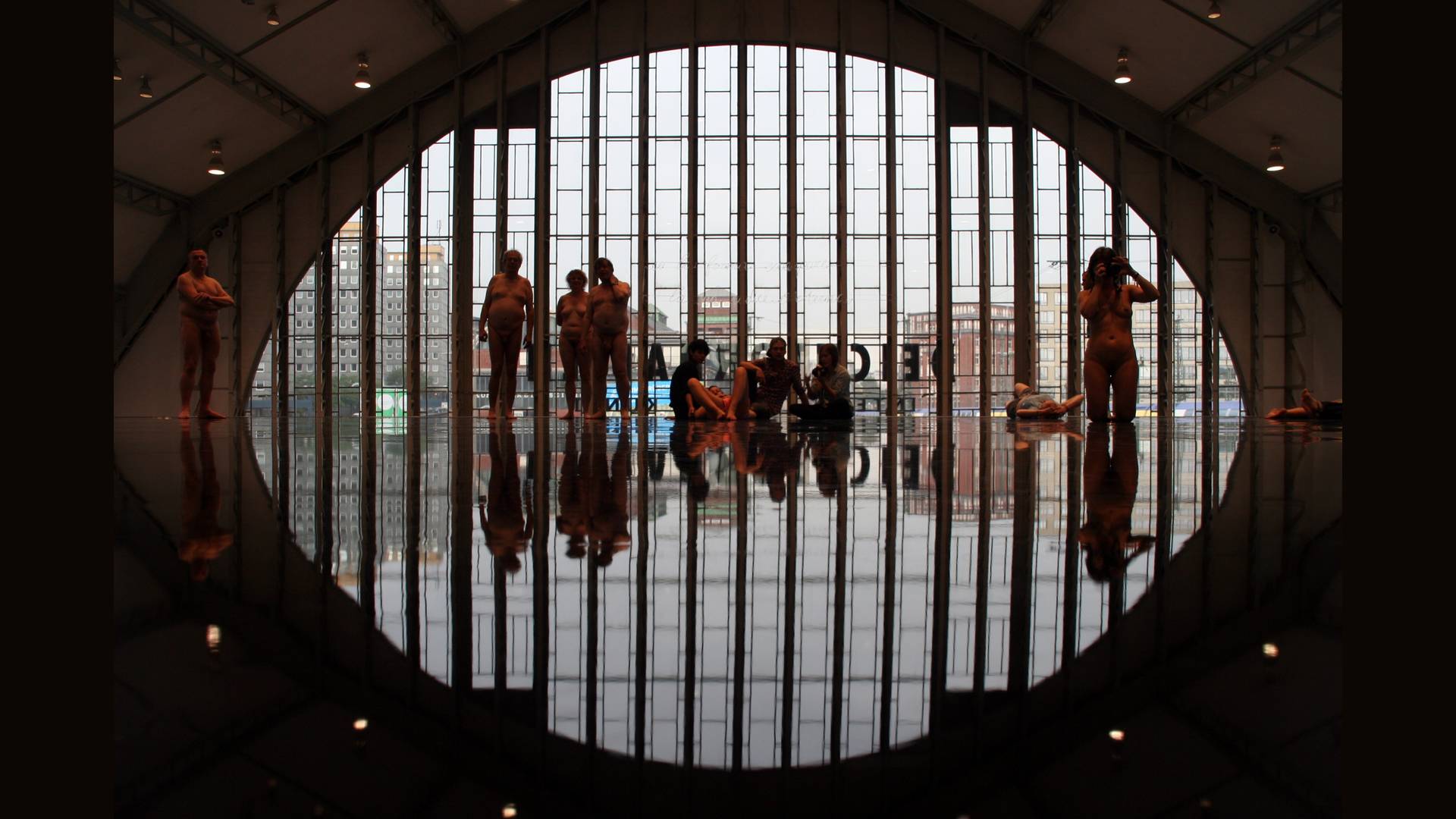 Antony Gormley ist der Künstler, der das „Horizon Field Hamburg“ entworfen und in den Deichtorhallen, nur wenige 100 m südlich des Hauptbahnhofs HH, installiert hat.