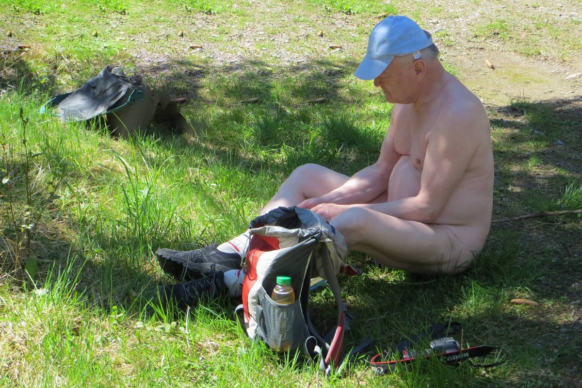 Nachdenklich und still auf dem Waldboden sitzend <i>Foto: Anne</i>