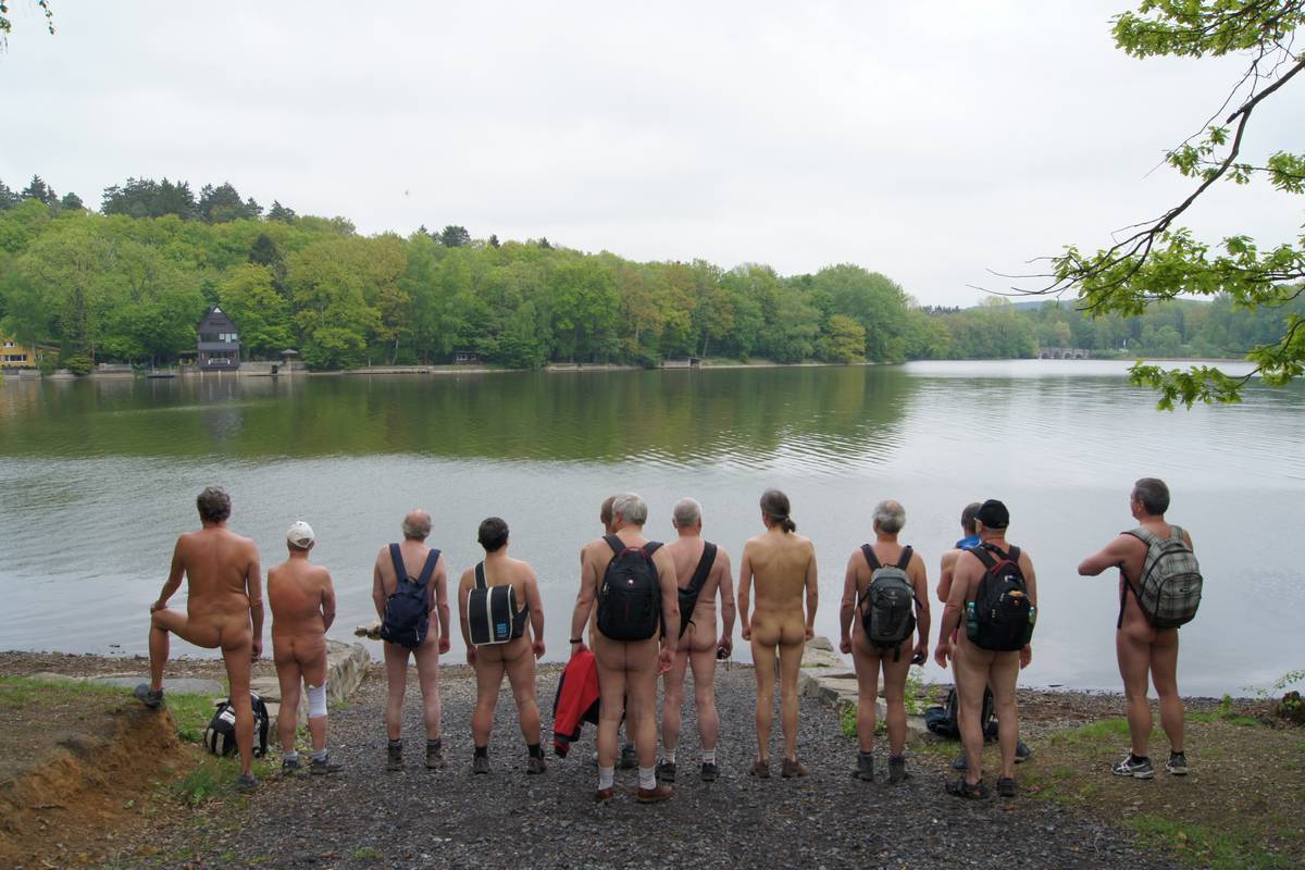 Auf der Plattform am See versammelten sich alle <i>Foto: Friedhelm</i>