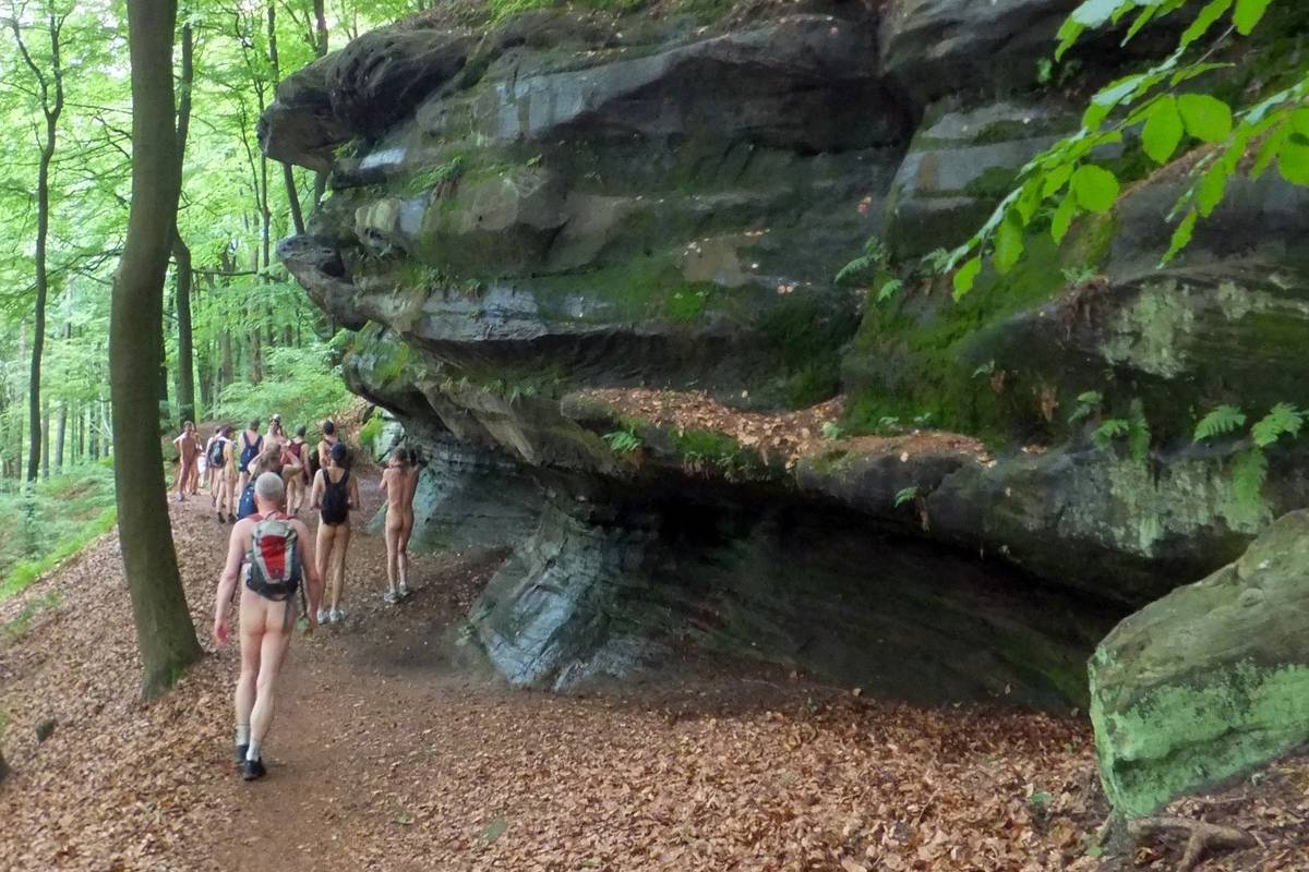 Wandern im Schatten beeindruckender Felsformationen <i>Foto: Rainer</i>