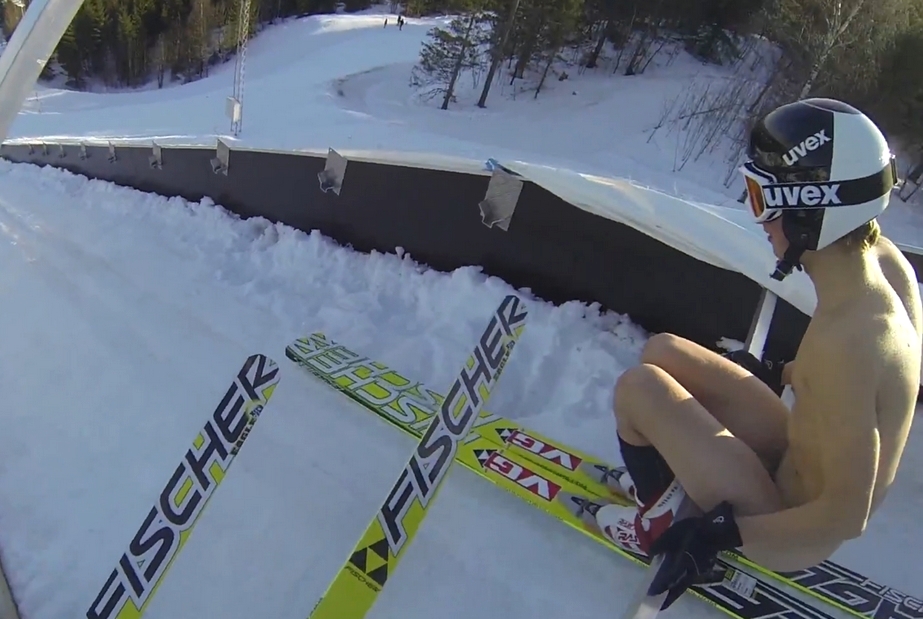 Dann geht Halvor in die Hocke und konzentriert sich auf den Start. Das zweite Paar Ski gehört dem Kameramann.
