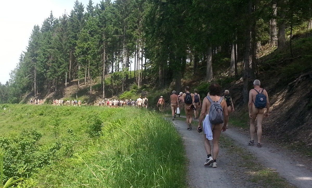 Eine lange Menschenkette nackter Wanderer