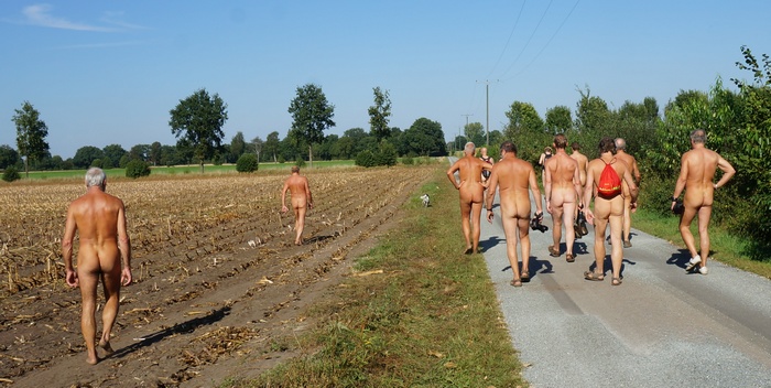Nacktwandern - Barfuß auf Splitt? Brrrrr!