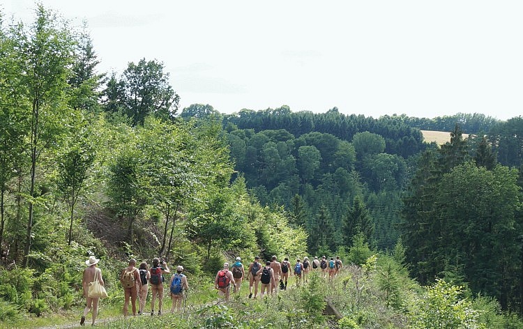 Wanderung auf Hangwegen über dem Tal