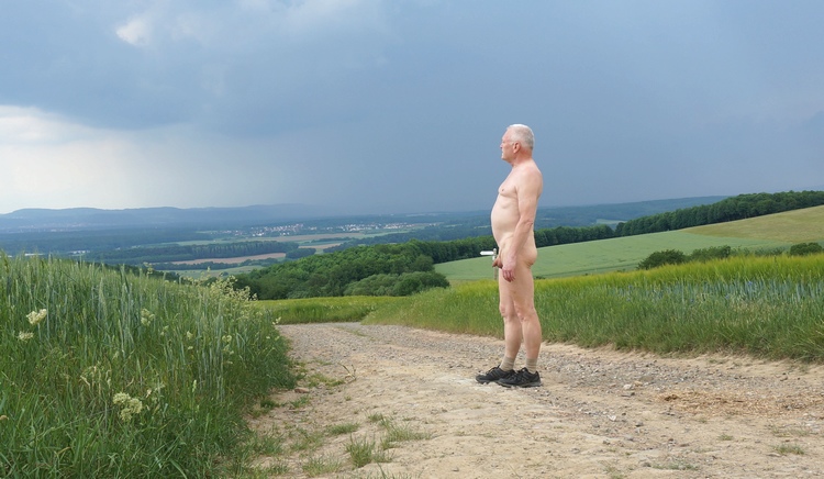 Dunkle Wolken aus West