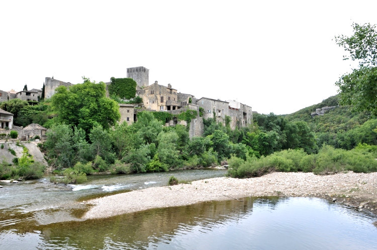 Ein Dorf am Fluss markierte den Wanderstart
