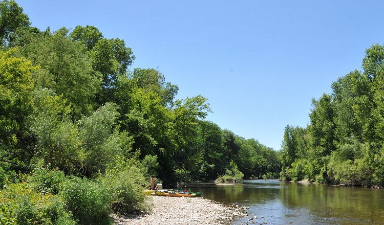 Kanus am Ufer der Cèze