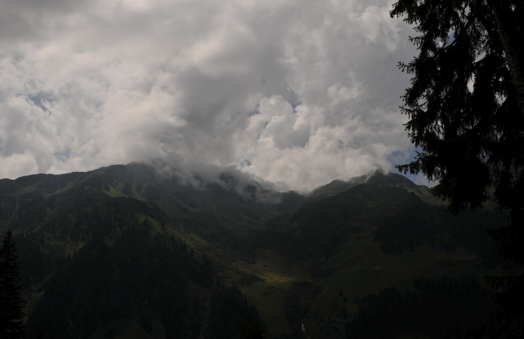 türmen sich Wolken über den Gipfeln