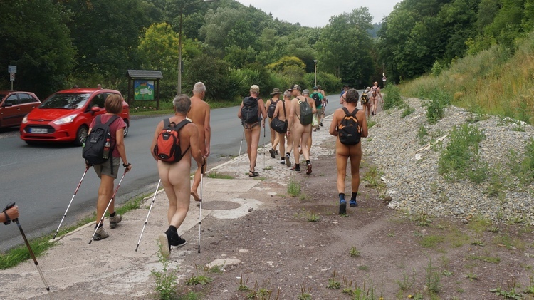 Straßenpassage zum Wanderstart