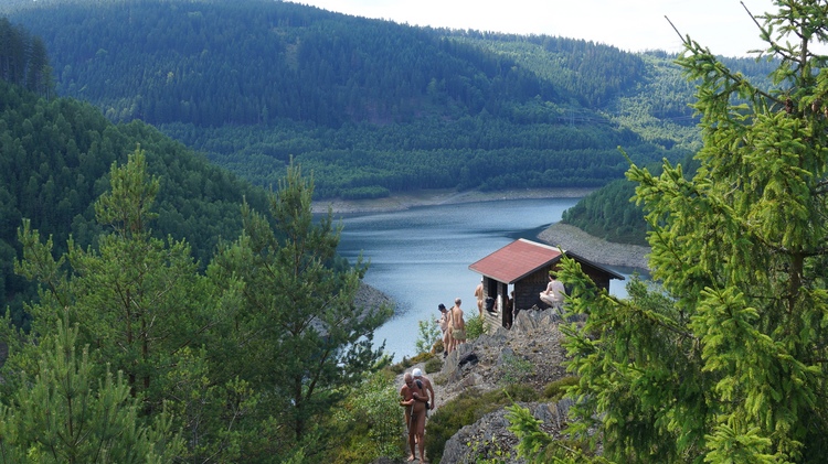 Rast- und Aussichtspunkt über dem See
