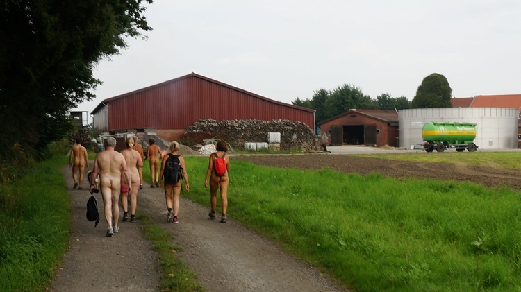Der Wanderweg führt durch den Hof Woermann