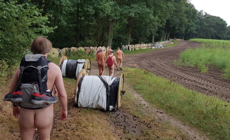 Am Rand der Spargelfelder lagern die Abdeckplanen fürs nächste Jahr