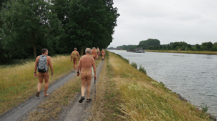 Am Kanal entlang
