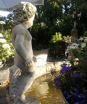 Manneken im Garten des Restaurants Lintels Kotten