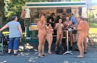 20180807 Nacktes Eisessen oder Nackte Einkehr im Biergarten