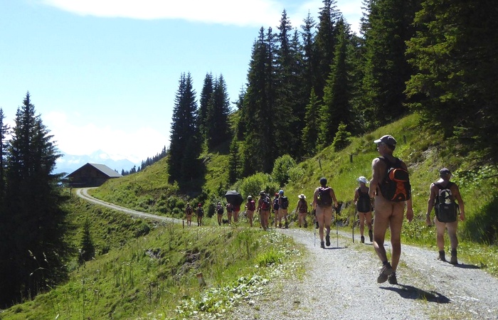 Eine Häusergruppe mitten in den Bergen