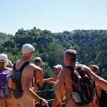 [de]Wanderer genießen den Hockstein-Ausblick Richtung Burg[en]Hikers enjoy the Hockstein view towards the castle