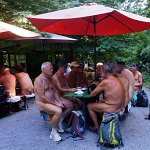 [de]Einkehr im Gartenlokal[en]Stop at the garden restaurant