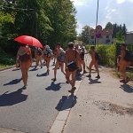 [de]Der rote Schirm und die Straße[en]The red umbrella and the road