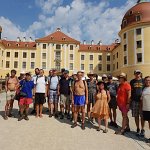 [de]Gruppenbild mit Schloss Moritzburg[en]Group picture with Moritzburg Castle
