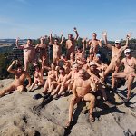 [de]Hände hoch zum Gruß[en]Hands up in salute