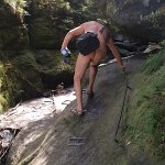 [de]Stahlbügel und Handläufe sind notwendige Kletterhilfen[en]Steel stirrups and handrails are necessary climbing aids