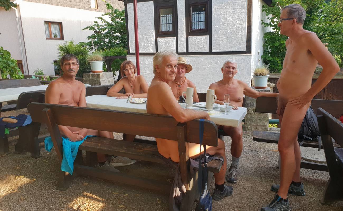 Nach Schluss der Wanderung freuen sich alle auf die Erfrischung und Stärkung im Gartenrestaurant