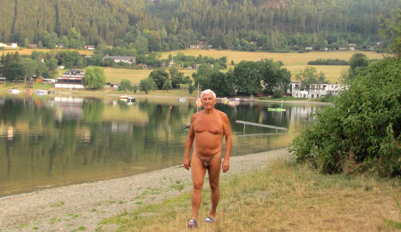 Am Ufer des Stausees