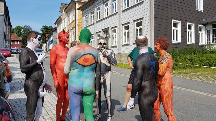 Kunst-Träger in bunter Runde Harzer Naturistentage: Kunst-Träger in bunter Runde