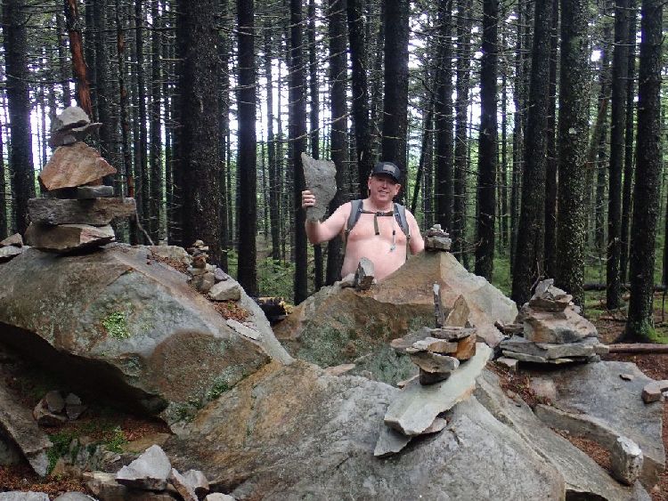 Naked Hiking Day in Vermont: Richard findet eine Landkarte von Vermont.
