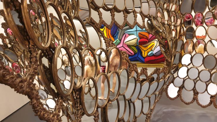 Indem sie sich selbst in den Spiegeln dieser venezianischen Maske betrachtet, macht sich die nackte Besucherin selbst zum Teil des Kunstwerks Spiegelbilder werden Teil des Kunstwerks