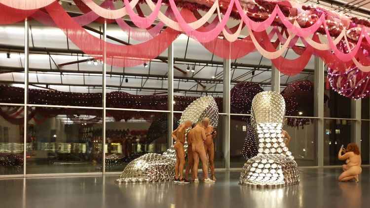 Die Diskrepanz zwischen dem harten Metall des Kunstwerks und dem weichen Bau des menschlichen Körpers macht den Besucher selbst zum Teil der Ausstellung. Auch die Straßenbahn der Linie 23, die gerade draußen auf dem Westzeedijk am Museum vorbei fährt, erweckt den Eindruck, dass sie eines der Kunstobjekte ist Diskrepanz