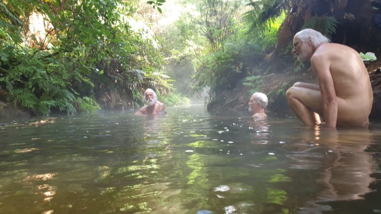 Mutter Natur produziert fortlaufend angenehm temperiertes Badewasser … Mutter Natur produziert fortlaufend angenehm temperiertes Badewasser …