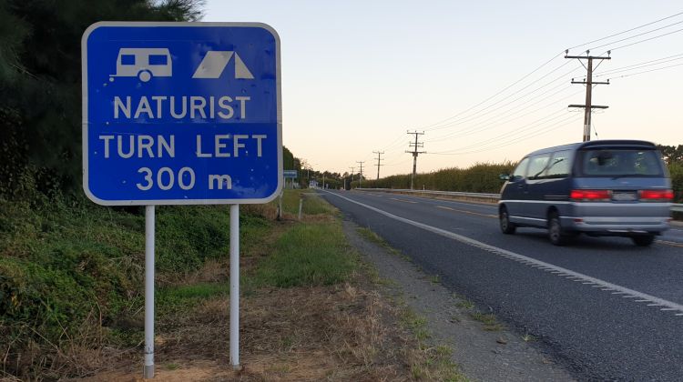 Interessiert, das naturistische Leben kennenzulernen? Dann bitte hier abbiegen. Interessiert, das naturistische Leben kennenzulernen? Dann bitte hier abbiegen.