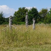 04 Memorial steles remind of the former residents[de]04 Erinnerungs-Stelen erinnern an die früheren Bewohner[nl]04 Dit is niet Paaseiland[fr]04 Les stèles commémoratives rappellent les anciens habitants