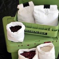 Mehrweg-Box aus Plastik – zum Versand wird sie im Karton verpackt[en]Reusable plastic box - packed in a carton for shipping[nl]Herbruikbare plastic box – maar dan wèl in karton om te verzenden …